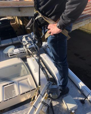 Bezpečně i na střeše štábního vozidla 🚐👮‍♂️ Policisté se při práci často dostanou i tam, kde by to člověk možná nečekal –...